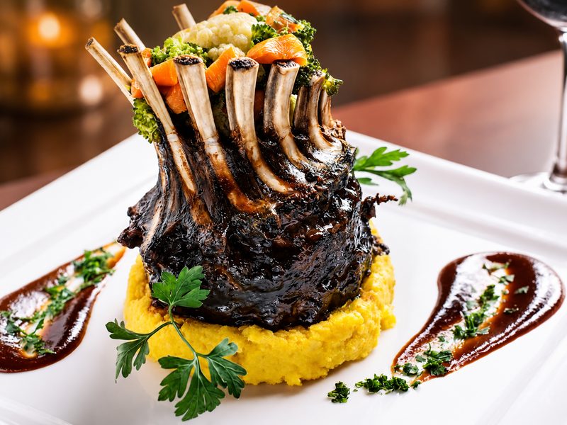 Carré de cordeiro com polenta, criação da Chef Saly